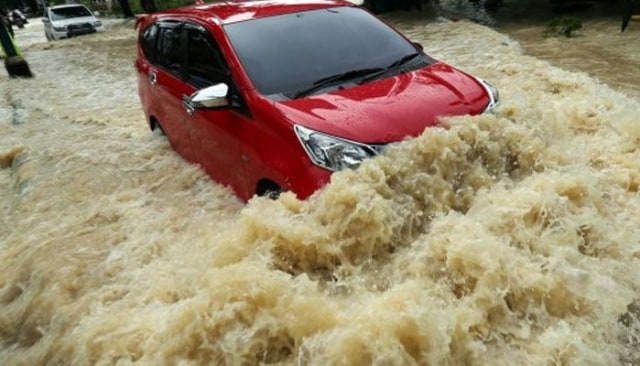 Sejumlah mobil coba lewati banjir Foto: dok. Istimewa