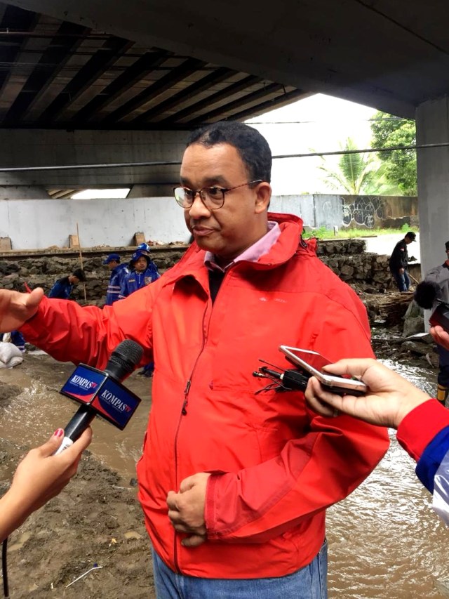 Gubernur DKI Jakarta Anies Baswedan tinjau tanggul di Jalan Latuharhari, Jakarta Pusat, Rabu (1/1/2020). Foto: Darin Atiandina/kumparan