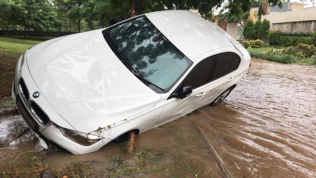 Sebuah mobil BMW tersangkut di Serpong, Tangerang Selatan, Rabu (1/1/2020). Foto: Dok. Istimewa