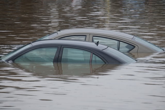 Mess taksi blue bird yang terendam banjir di Kramat Jati, Jakarta Timur, Rabu (1/1). Foto: Irfan Adi Saputra/kumparan