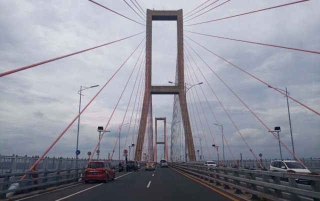 Foto: Jembatan Suramadu Jadi Tempat Wisata Dadakan