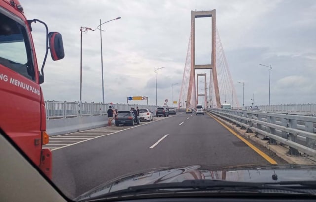 Foto: Jembatan Suramadu Jadi Tempat Wisata Dadakan (1)