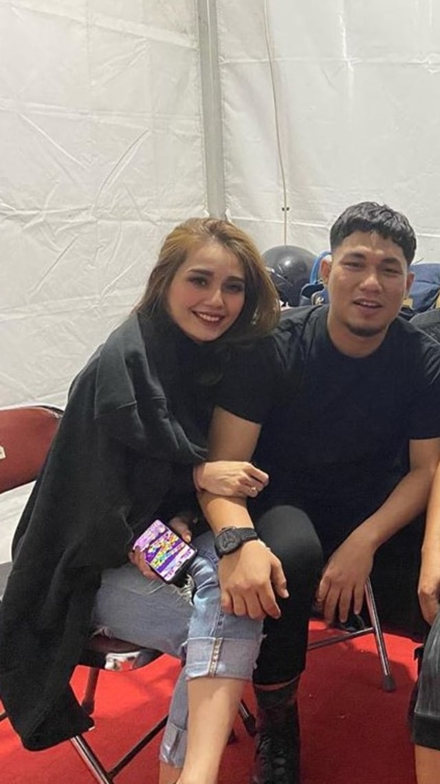 Rizal 'Armada' (kanan) dan Istrinya, Monica Imas (kiri). Foto: Instagram @kuntadi011.