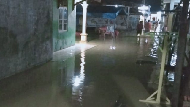 Luapan sungai Kluwut menggenangi rumah warga. (foto: fajar eko nugroho)