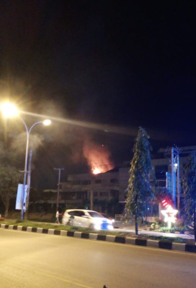 Tampak api menyala di atap Hotel Kubra, Kendari. Foto: Istimewa.
