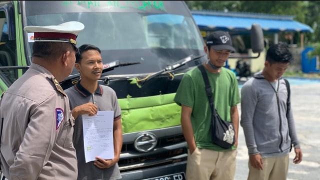 Sopir truk goyang diamankan di kantor Satlantas Polres Kobar. (Foto: Joko Hardyono)