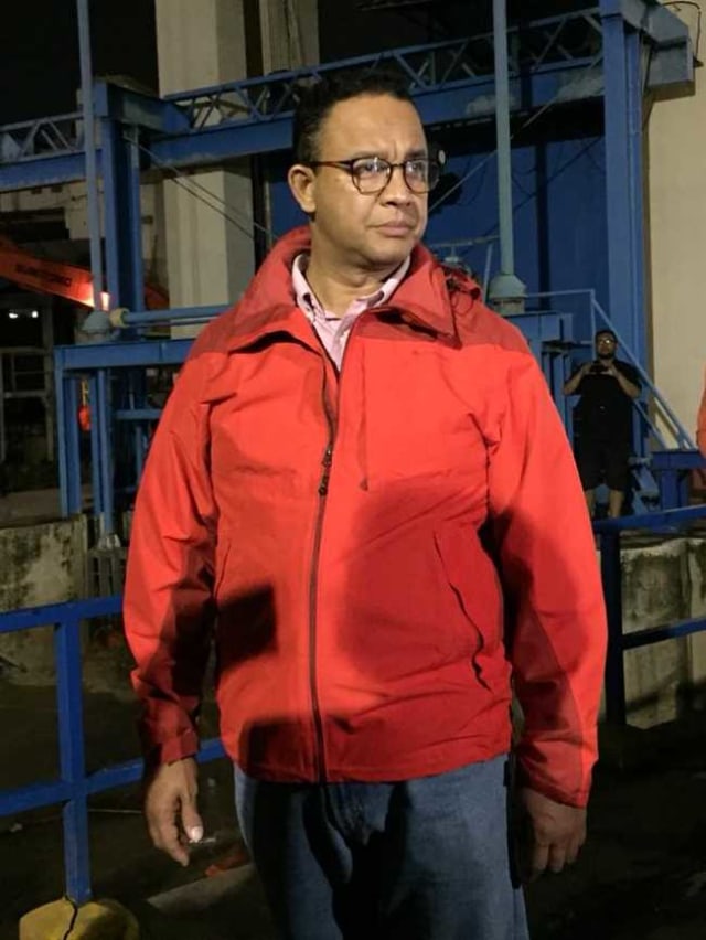 Gubernur DKI Jakarta Anies Baswedan di Pintu Air Manggarai, Rabu (1/1). Foto: Darin Atiandina/kumparan