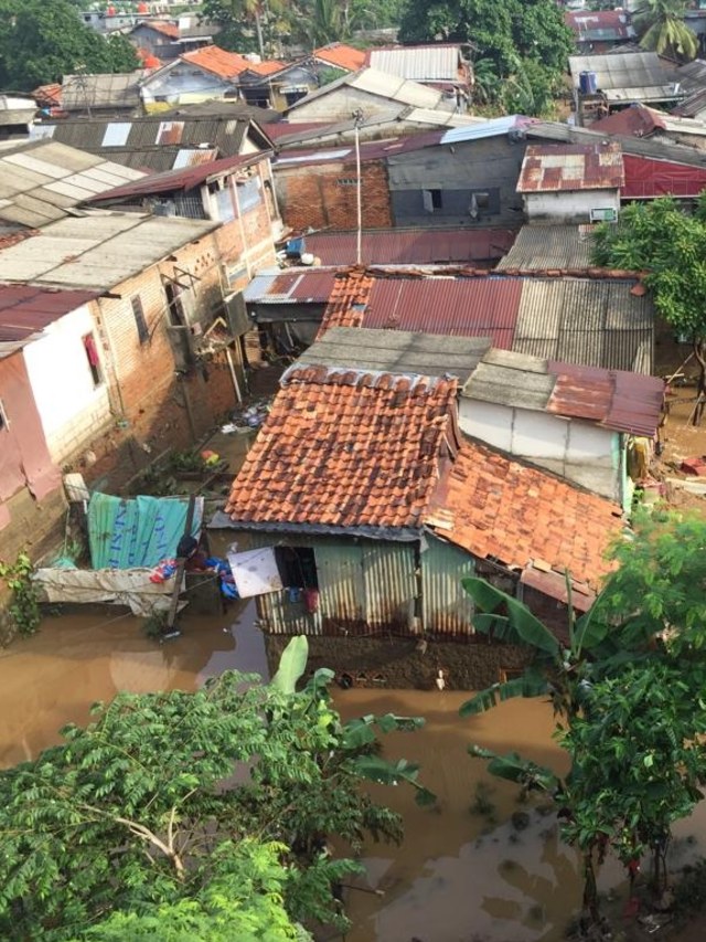 Kondisi rumah yang terendam banjir di Rawajati. Foto: Andesta Herli Wijaya/kumparan