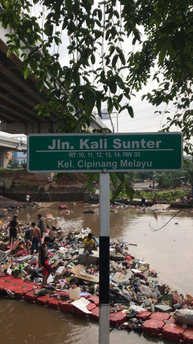 Kondisi di Kali Sunter, kel. Cipinang Melayu. Foto: Resnu Andika/kumparan