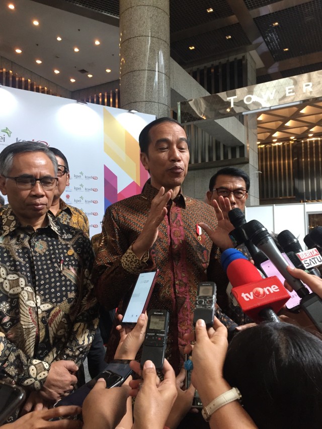 Presiden Joko Widodo usai membuka perdagangan saham 2020 di Main Hall BEI, Kamis (2/1).
 Foto: Selfy Sandra Momongan/kumparan