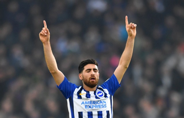 Selebrasi Alireza Jahanbakhsh usai bobol gawang Chelsea. Foto: REUTERS/Dylan Martinez