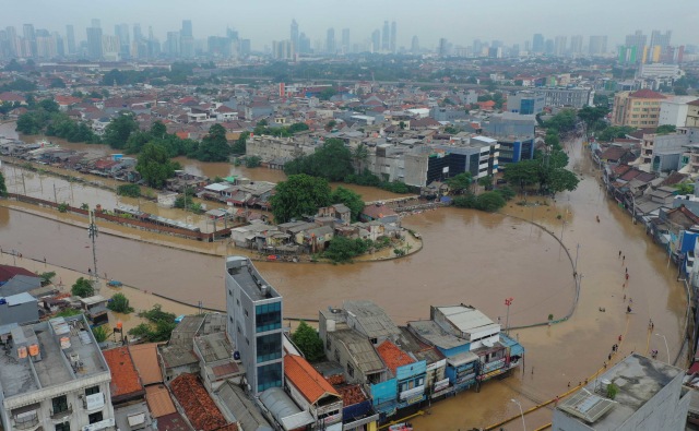Banjir merendam kawasan Kampung Pulo dan Bukit Duri di Jakarta, Kamis (2/1). Foto: ANTARA FOTO/Nova Wahyudi