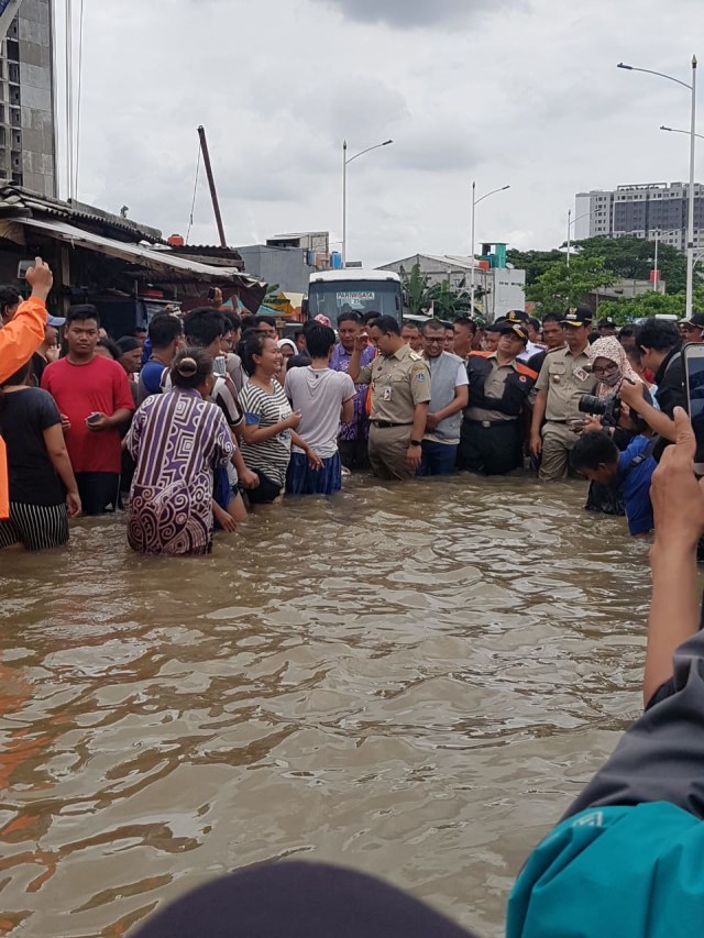 Gubernur DKI Jakarta Anies Baswedan meninjau banjir di kawasan Rusun Pesakih, Jakarta Barat. Foto: Efira Tamara Thenu/kumparan