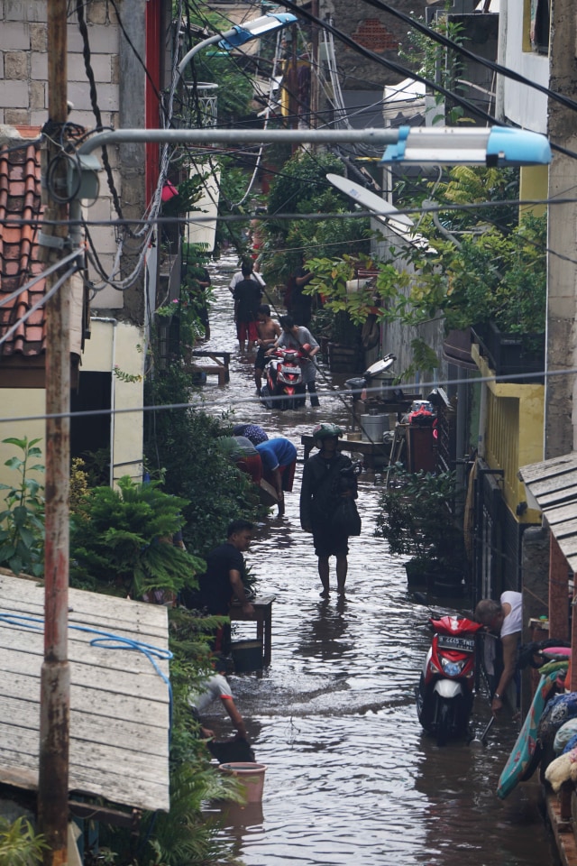 Sejumlah warga Cipinang Melayu meberishkan rumah mereka, Kamis (2/1). Foto: Irfan Adi Saputra/kumparan