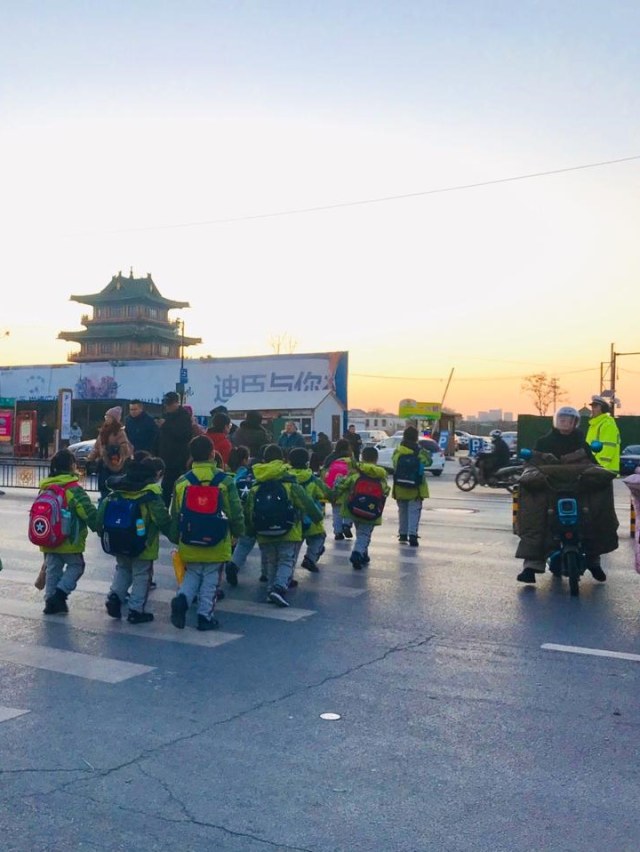 Siswa antre di Kaifeng, China. Foto: Rizki Maulida/acehkini