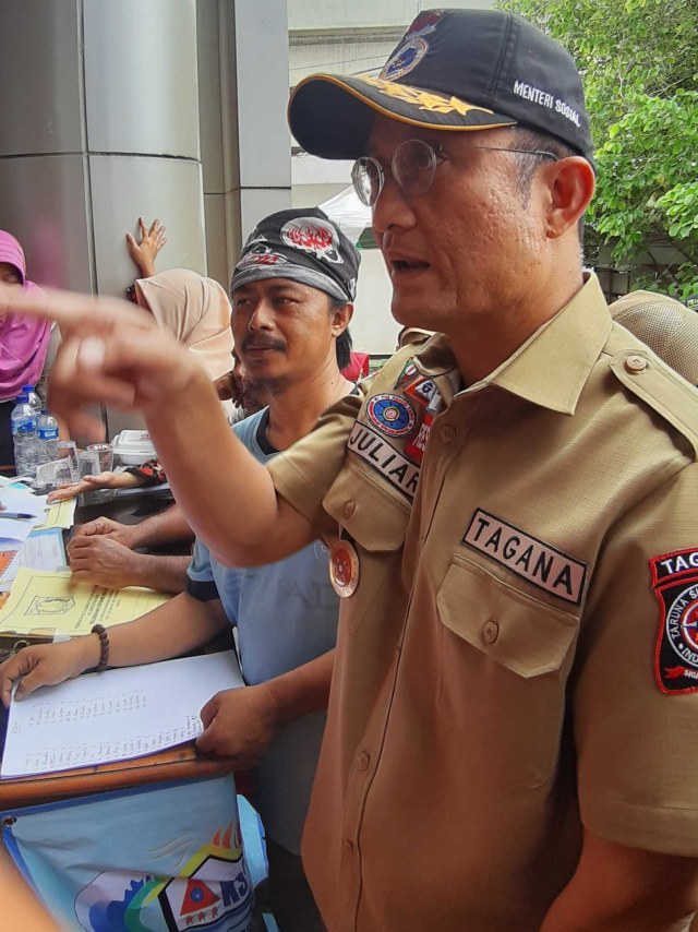 Mensos Juliari Batubara kunjungi pengungsian Cipinang Melayu, Kamis (2/1). Foto: Ulfa Rahayu/kumparan