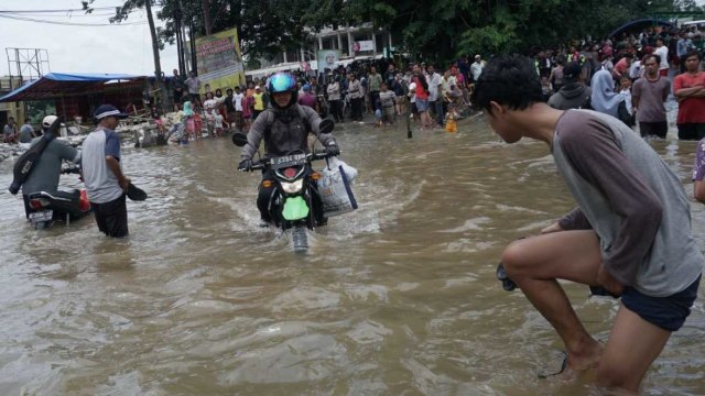 Suasana banjir di Ciledug Indah, Kamis (2/1). Foto: Fanny Kusumawardhani/kumparan