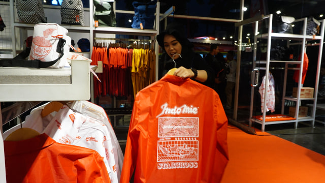 Salah seorang pengunjung sedang melihat produk kolaborasi Indomie dengan Starcross di Store Starcross Yogyakarta. Foto: adn.