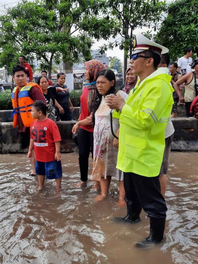 Yang Harus Diwaspadai Ibu Hamil saat Banjir Foto: Dok. Lantas Polda Metro Jaya