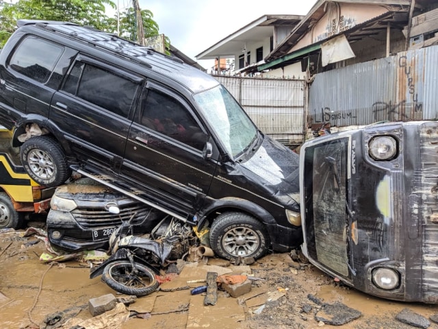 Mobil yang rusak terdampak banjir di Jatiasih, Bekasi Foto: dok. Widya Murtaningtyas
