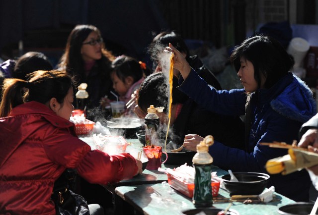 Ilustrasi makan mie. Foto: STR / AFP