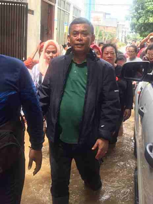 Ketua DPRD DKI Prasetyo Edi Marsudi meninjau banjir di daerah Gunung Sahari, Jakarta Pusat Foto: Paulina Herasmarinandar/kumparan