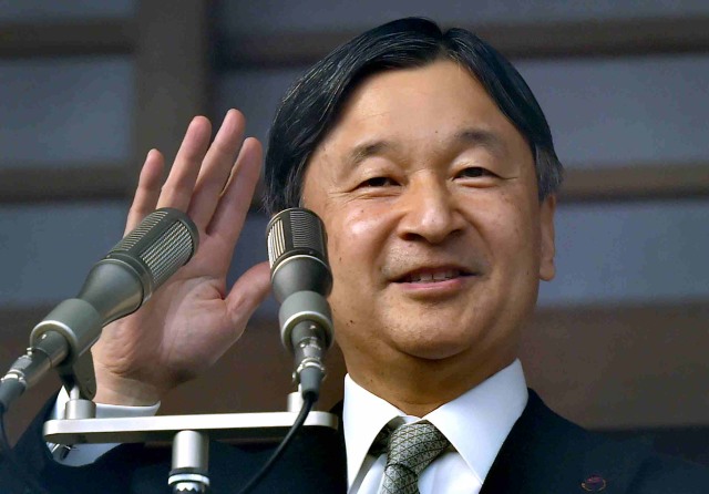 Kaisar Jepang Naruhito berdiri di balkon Istana Kekaisaran selama upacara penyambutan Tahun Baru di Tokyo, Kamis (2/1). Foto: Kazuhiro NOGI / AFP