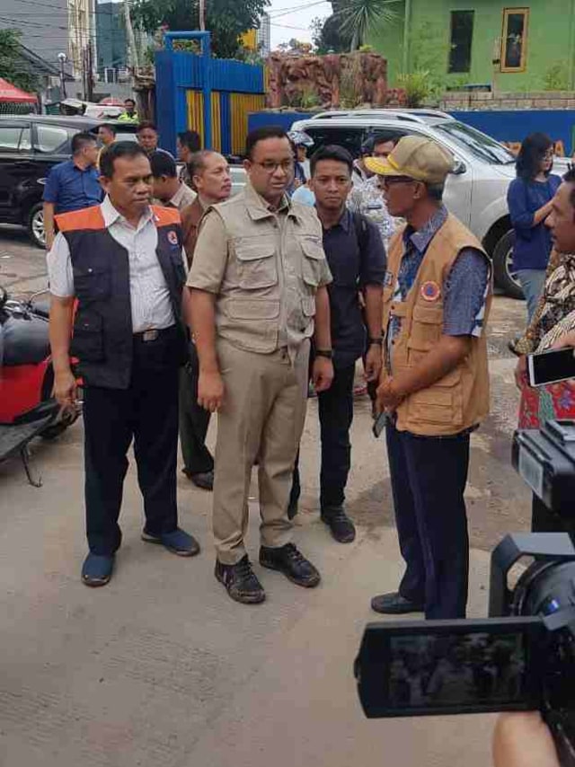 GUbernur DKI Jakarta Anies Baswedan pantau pintu air manggarai, Kamis (2/1). Foto: Efira Tamara/kumparan