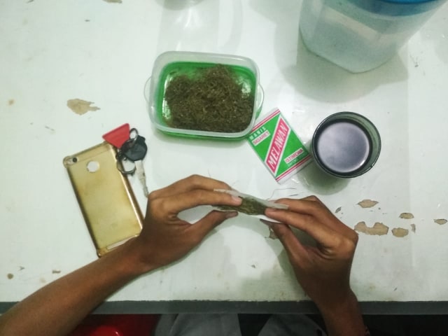 Ngelinting jadi pilihan mahasiswa menyiasati kenaikan harga rokok. Foto : Widi Erha Pradana