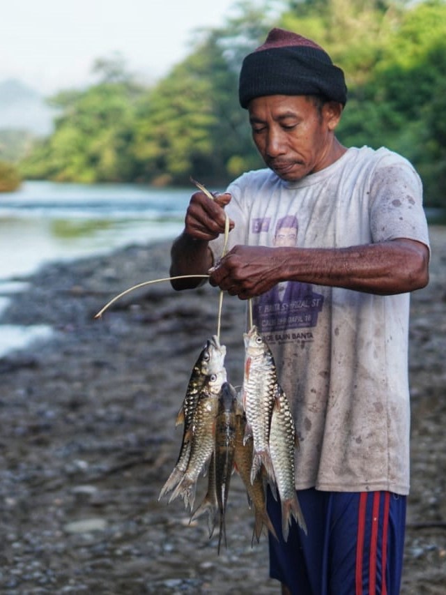 Warga dengan ikan keureuling Krueng Sabet, Aceh Jaya. Foto: Ahmad Ariska/acehkini 
