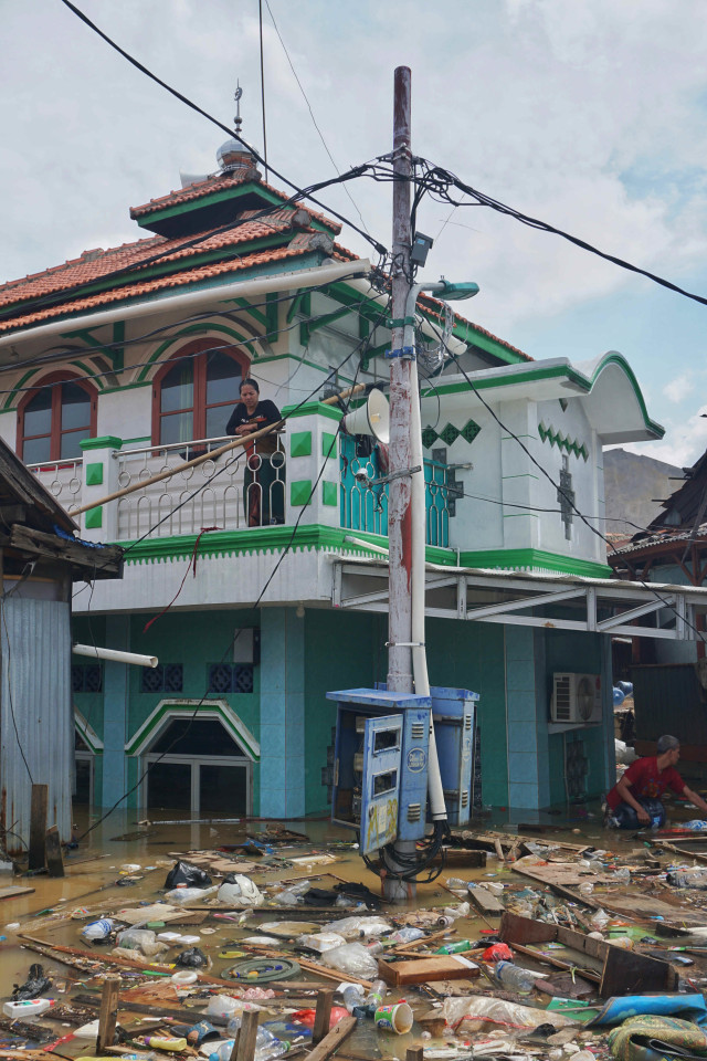 Tumpukan sampah saat banjir di Kampung Pulo, Jakarta Timur, Kamis (2/1). Foto: Irfan Adi Saputra/kumparan