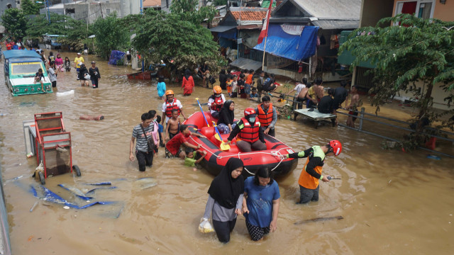 Suasana saat banjir di Kampung Pulo, Jakarta Timur, Kamis (2/1). Foto: Irfan Adi Saputra/kumparan