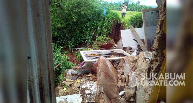 Longsor akibat luapan irigasi di Kampung Ciseureuh RT 04/01, Kelurahan Karang Tengah, Kecamatan Gunungguruh, Kabupaten Sukabumi, Rabu (1/1/2020). | Sumber Foto:Istimewa