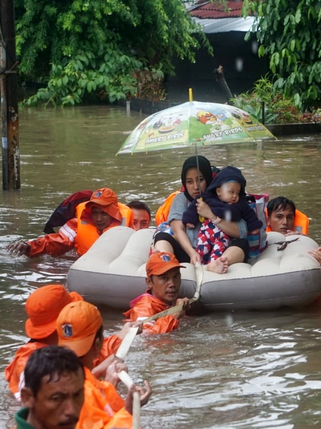 Petugas bersama mengevakuasi warga yang membawa bayi di Jl Perindustrian, Jakarta Timur, Rabu (1/1/2020). Foto: Irfan Adi Saputra/kumparan