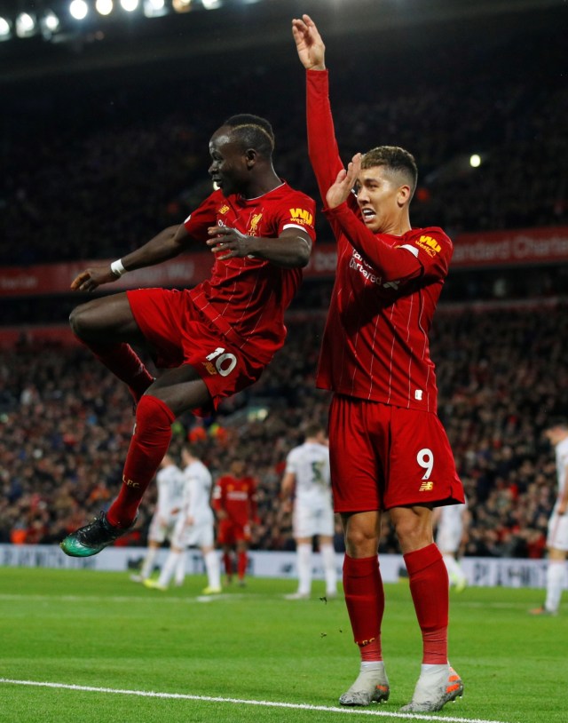 Sadio Mane melakukan selebrasi bersama Bobby Firmino. Foto: Reuters/Carl Recine