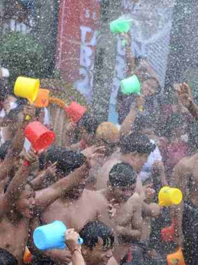 Perang Air di Gianyar, Bali. Foto: ANTARA FOTO/Fikri Yusuf