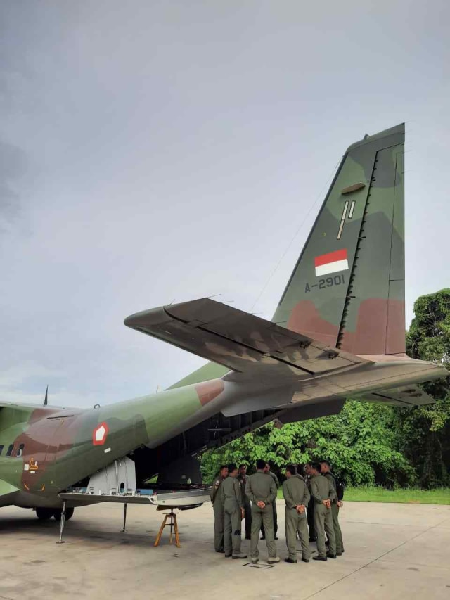 Persiapan operasi Teknologi Modifikasi Cuaca oleh TNI AU di Lanud Halim Perdana Kusuma, Jumat (3/1). Foto: Andreas Ricky Febrian/kumparan
