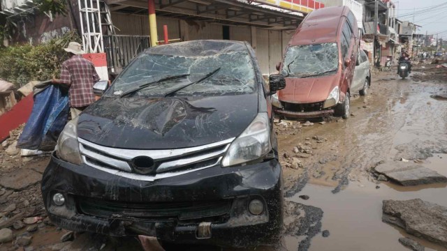 Tumpukan mobil yang terendam akibat banjir di Pondok Gede, Jumat (3/1). Foto: Iqbal Firdaus/kumparan