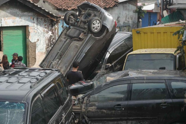 Tumpukan mobil yang terendam akibat banjir di Pondok Gede, Jumat (3/1). Foto: Iqbal Firdaus/kumparan