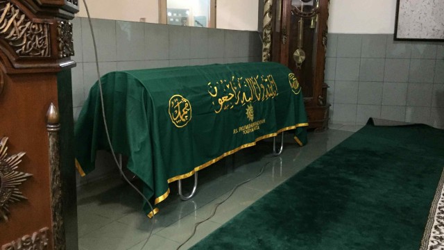Suasana saat salat Jenazah Ketua Pimpinan Pusat Muhammadiyah dan Wakil Ketua Umum MUI Pusat, Yunahar Ilyas. Foto: Arfiansyah Panji Purnandaru/kumparan