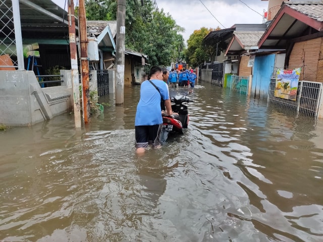 Suasana banjir di komplek Pulo Indah perbatasan Jakarta Barat-Tangerang, Jumat (3/1). Foto: Abyan Faisal Putratam/kumparan