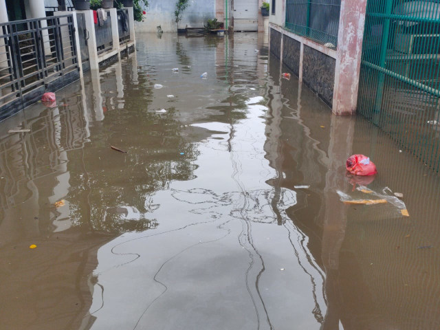 Sampah-sampah di lokasi banjir Duri Kepa Foto: Abyan Faisal Putratama