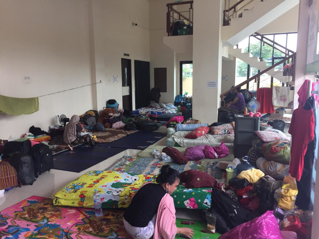 Warga Pengadegan, Jaksel, yang menjadi korban banjir mengungsi di GOR. Foto: Rafyq Panjaitan/kumparan