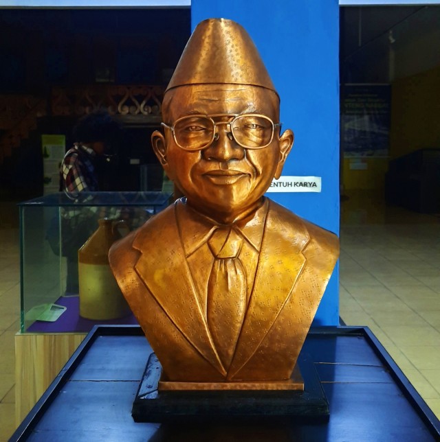  Patung, Hans Bague Jassin atau H.B Jassin, seorang putra Gorontalo yang merupakan pengarang, penyunting dan kritikus sastra. Jumat, (3/1). Foto : Dok Banthayo.id (Wawan Akuba)