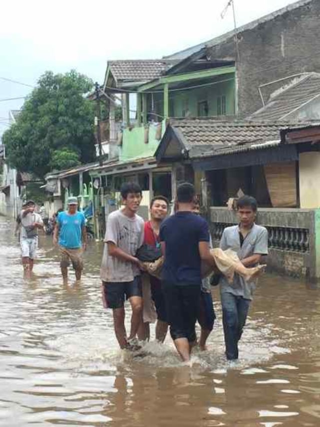 Seorang wanita paru bayah dalam kondisi meninggal dunia dievakuasi warga. Foto: Raga Imam/kumparan