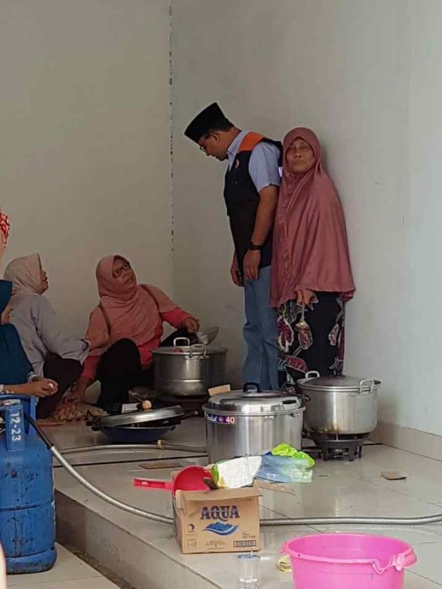 Anies Baswedan di pengungsian, Jumat (3/1). Foto: Efira Tamar/kumparan