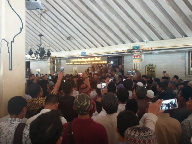 Suasana Masjid Gedhe Kauman yang dipadati umat untuk mengantar kepergian Yunahar Ilyas, Jumat (3/1/2020). Foto: atx.