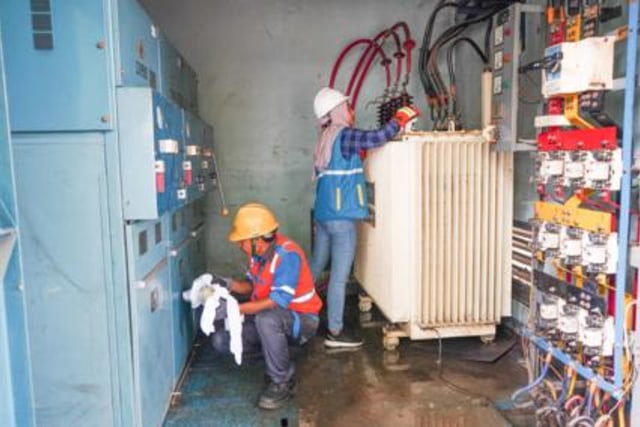 PLN memulihkan pasokan listrik setelah banjir surut. Foto: Dok. PLN