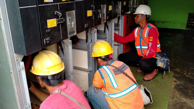 PLN memulihkan pasokan listrik setelah banjir surut. Foto: Dok. PLN