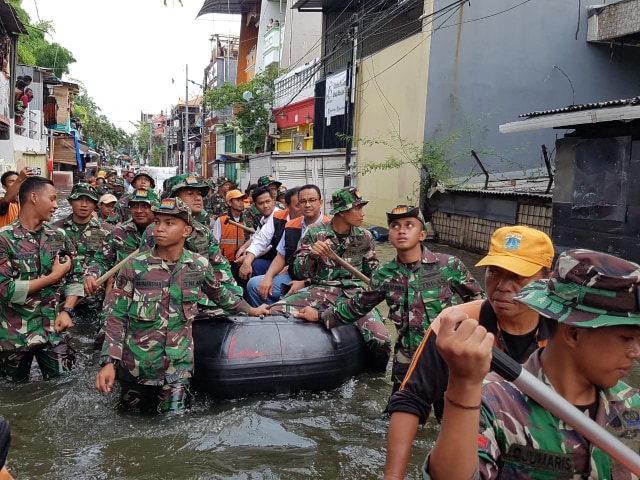 Anies naik perahu susuri kawasan hunian warga di Pejagalan, Penjaringan, Jakarta Utara dengan perahu karet. Foto: Efira Tamara Thenu